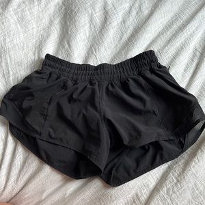 LULU LEMON HOTTIE HOT SHORTS 2.5 in size 4